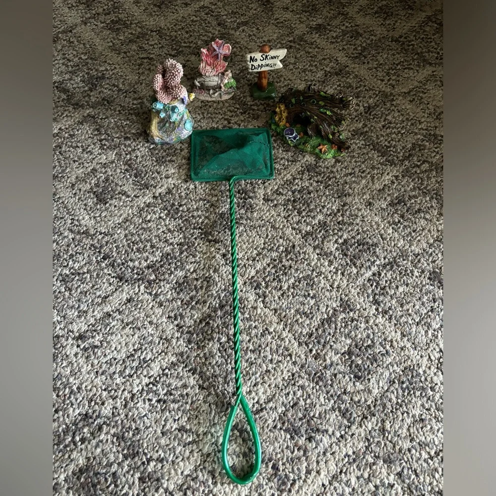 4 Fish Tank Decorations and Net